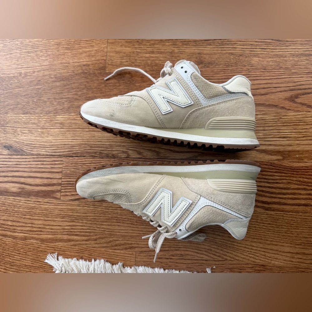 New Balance Women's 574 Sneaker—size 9